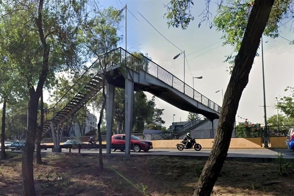 El puente se encuentra en Río Churubusco, entre las calles General Manuel Rincón y Paz Montes de Oca.