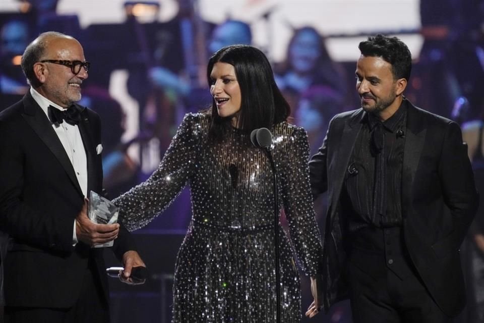 Luis Fonsi le entregó el premio especial a la italiana.