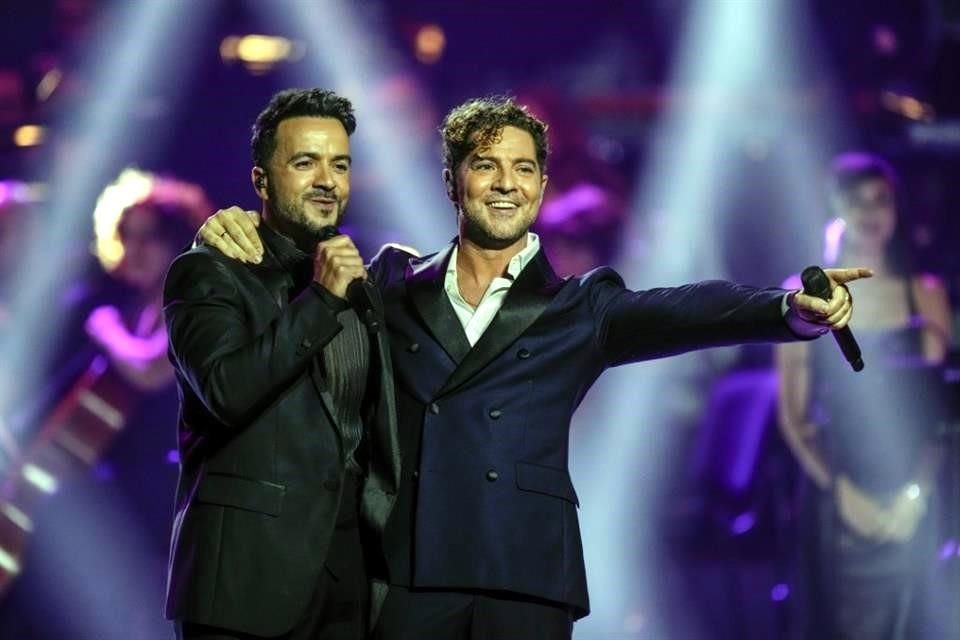 Luis Fonsi y David Bisbal en su performance junto para la gala honorífica de persona del Año.