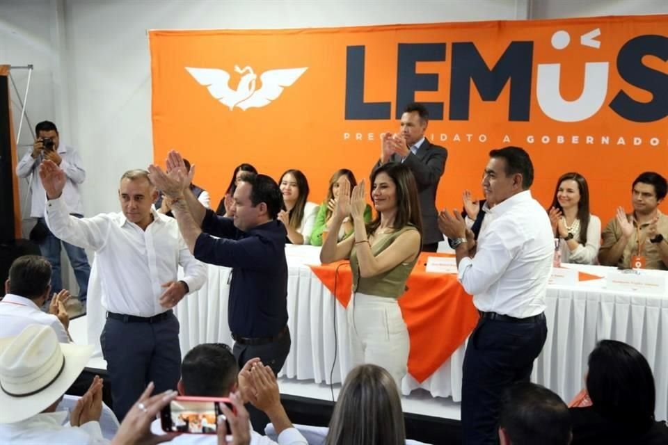 Alberto Esquer (primero izquierda) y Verónica Delgadillo (tercera), en un evento de MC.