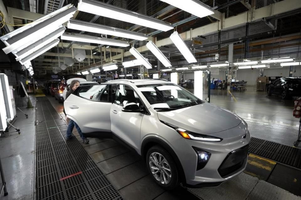 Un trabajador de una línea de ensamblaje inspecciona un Chevrolet Bolt en la planta de Lake Orion, Michigan, una de las afectadas por las huelgas.