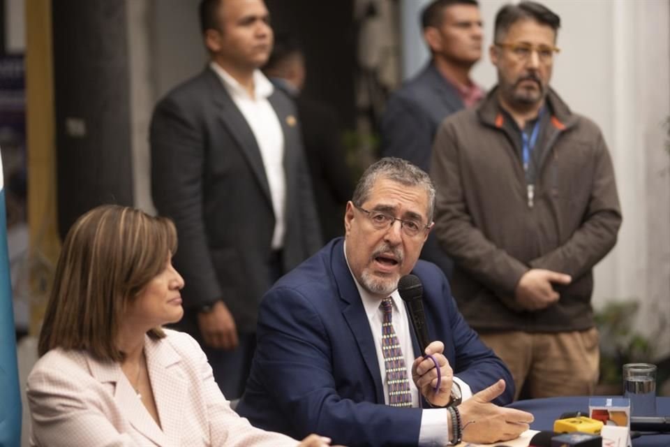 El Presidente electo Bernardo Arévalo da un discurso durante una conferencia de prensa en la Ciudad de Guatemala, el 18 de octubre del 2023.