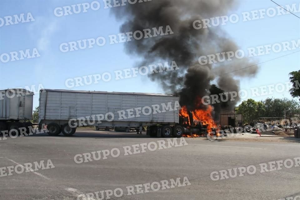 Tráiler incendiado en Carretera Santa Rosa la Barca, a la altura del poblado El Rodeo, sentido Santa Rosa a Atequiza.