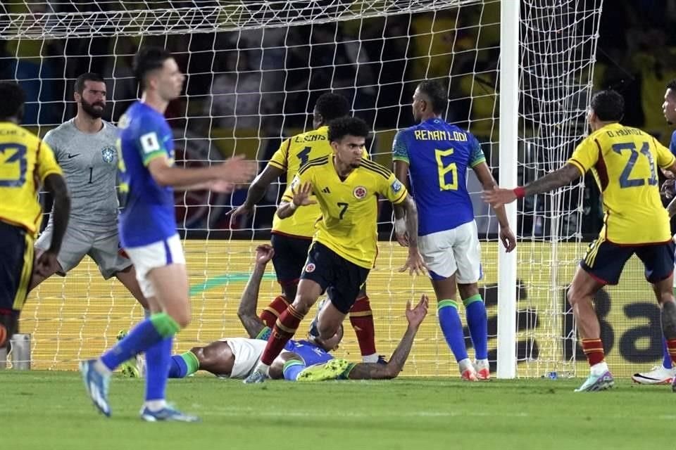 Luis Diaz, quien sufrió el secuestro de su padre 12 días, anotó los dos goles de Colombia.