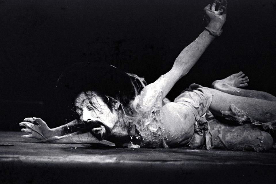 Fotografía de Tatsumi Hijikata, de quien habrá una exposición fotográfica en el Mupag. Aparece el artista Makoto Onozuka.
