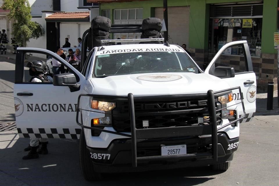 Una patrulla de la Guardia Nacional quedó con balazos en el parabrisas tras el enfrentamiento.