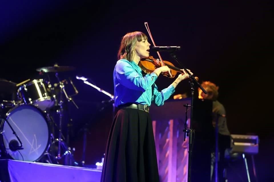 La banda estadounidense encantó con su folk a los regios.