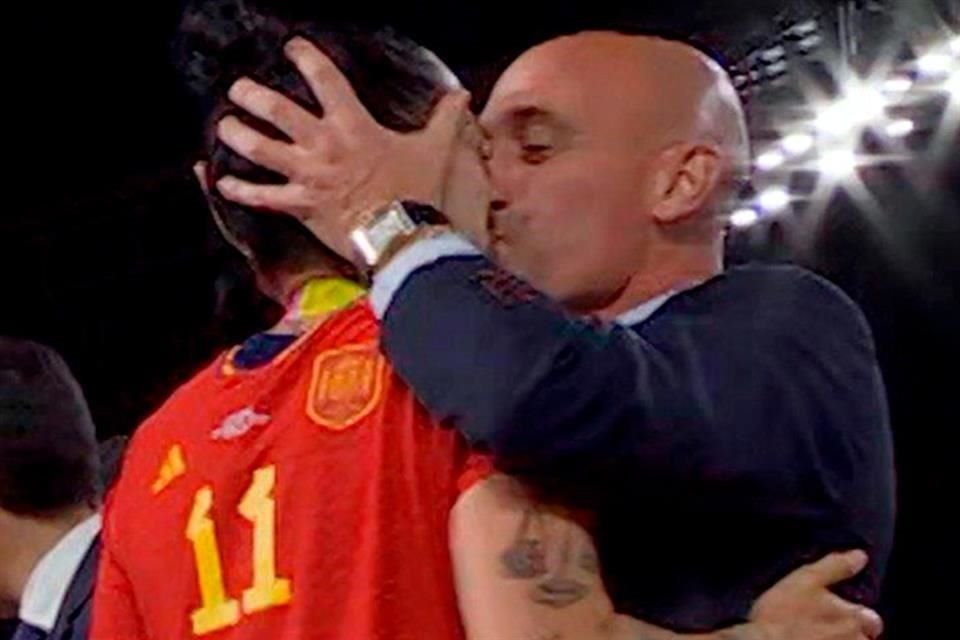 Rubiales no podrá tomar algún puesto en el futbol español por este beso.