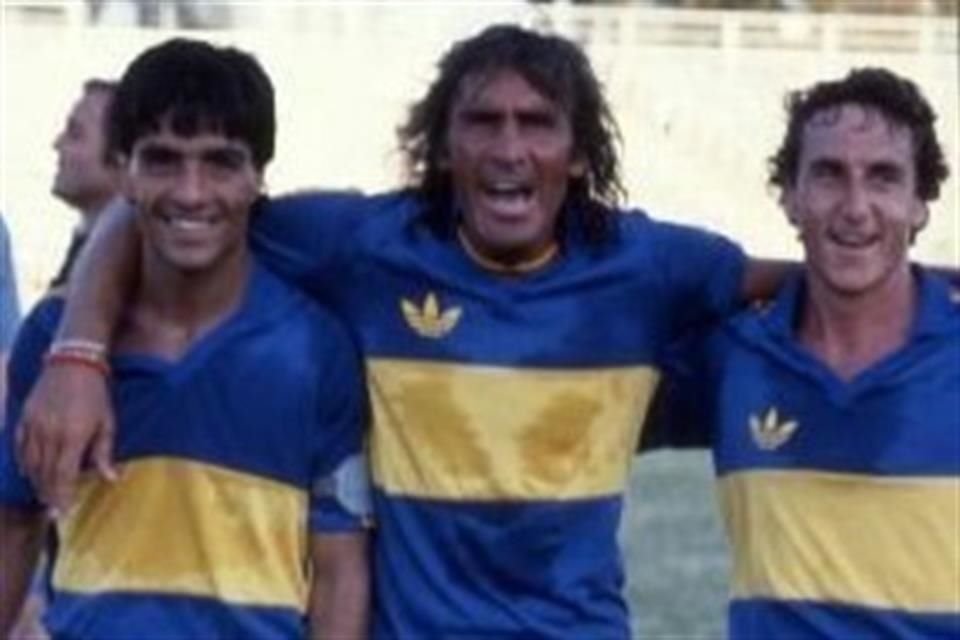 Hugo Orlando Gatti (al centro) en el partido que jugó como centro delantero ante el Atlas en 1984.