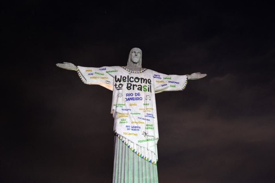 Previo al show de la gira 'The Eras Tour' en Brasil, el Cristo Redentor fue iluminado con una proyección de la playera Junior Jewels de la canción 'You Belong With Me' de Taylor Swift.