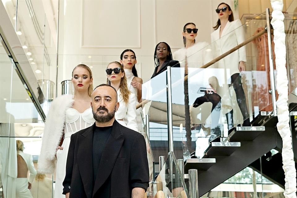 El director creativo de BCBGMaxAzria, Albino Riganello, presenta su propuesta Otoño-Invierno, que busca enaltecer la 'elegancia funcional'.