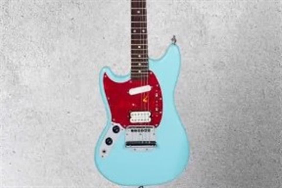 La guitarra Fender Mustang del vocalista Kurt Cobain tiene un tono azul con detalles rojos y fue diseñada para zurdos, por lo que es un añadido a su extravagante diseño.