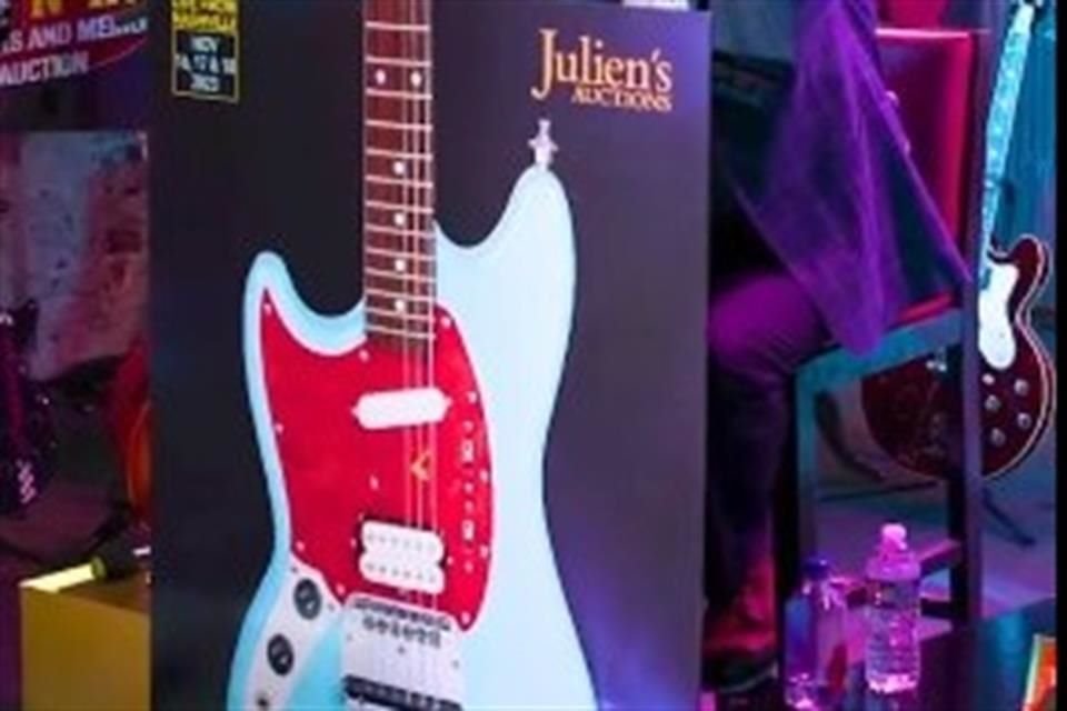 La guitarra fue vendida junto con más artículos del fallecido cantante Kurt Cobain.