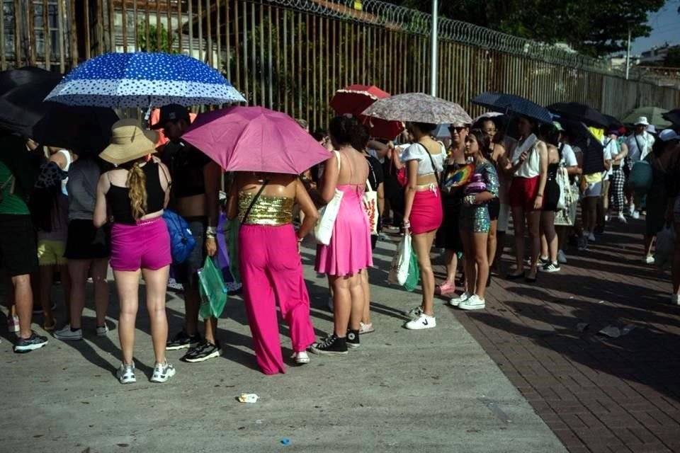 Por segundo día la gente hacía fila a la entrada del recinto en el que se presentaría Taylor.