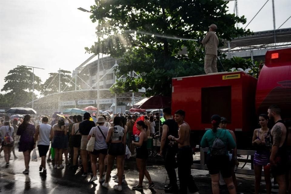 Los bomberos tuvieron que acudir para refrescar a 'manguerazos' a los fanáticos.