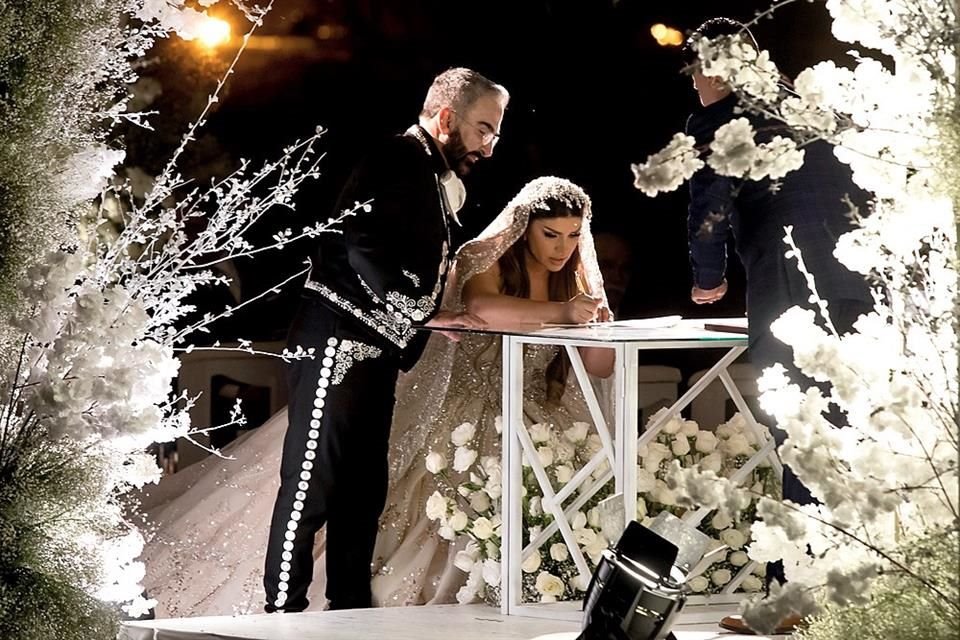 Vicente Fernández Jr. y Mariana González se casaron por lo civil ante 400 invitados, donde proyectaron la silueta de Vicente Fernández.