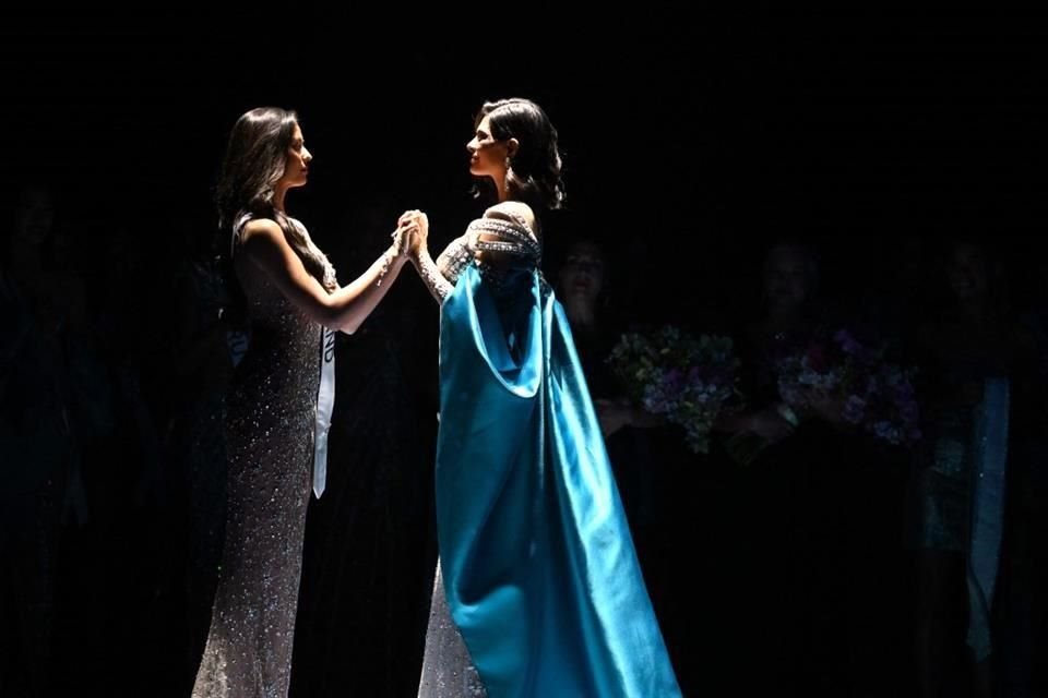 Momento decisivo en el que Miss Nicaragua, Sheynnis Palacios y Miss Tailandia, Antonia Porsild escuchaban la decisión final.