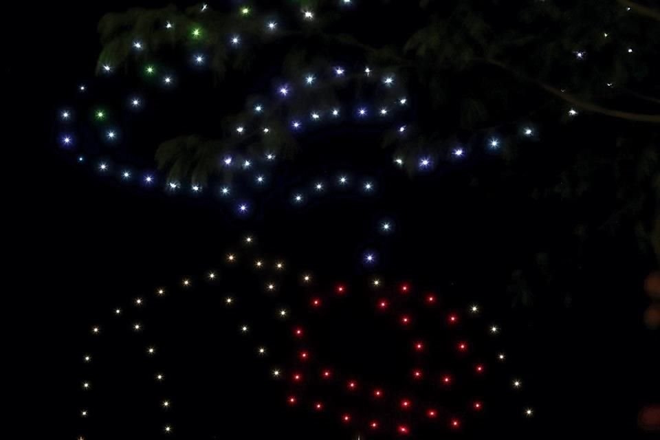 Con un espectáculo de drones se proyectó la silueta de Vicente Fernández.