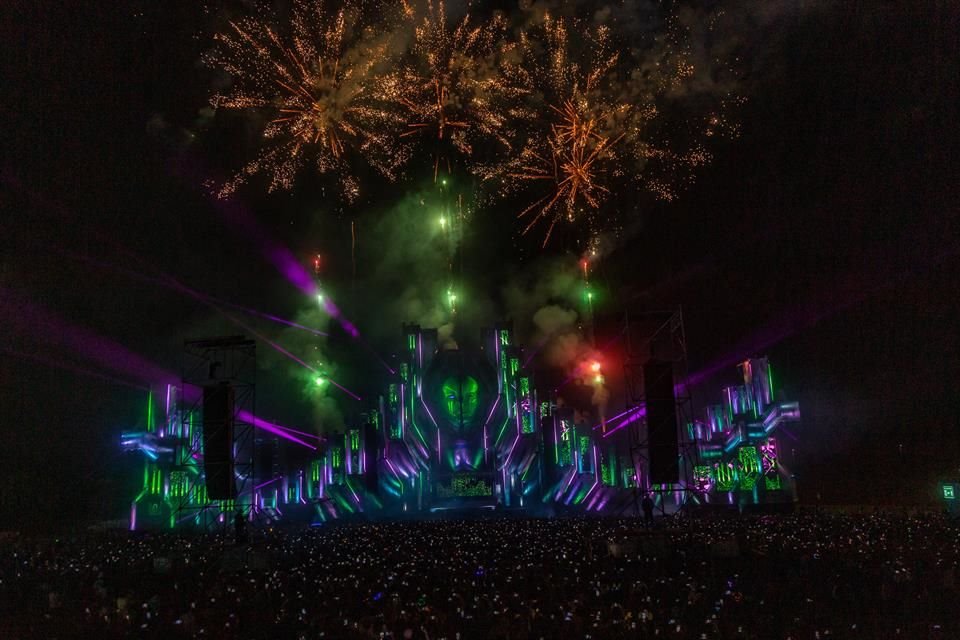 Además de la fiesta musical, también se realizó un show de pirotecnia y luces.