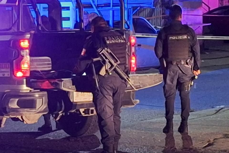 Los cuerpos sin vida de tres hombres fueron encontrados en las escaleras de una casa duplex en la Colonia Villa Fontana Aqua en Tlajomulco.