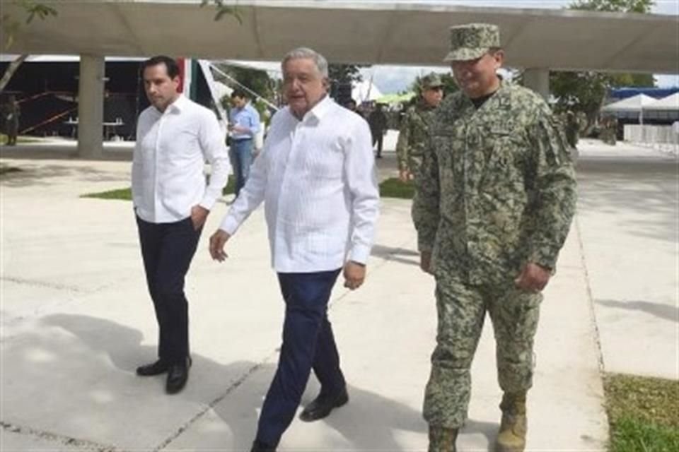 Mauricio Vila, Gobernador de Yucatán, el Presidente Andrés Manuel López Obrador y el titular de la Sedena, Luis Cresencio Sandoval.