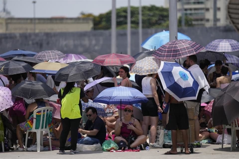 Debido a las altas temperaturas y la tragedia registrada por las prohibiciones de la empresa organizadora, ahora los fans podrán ingresar con botellas de agua, alimentos y sombrillas.