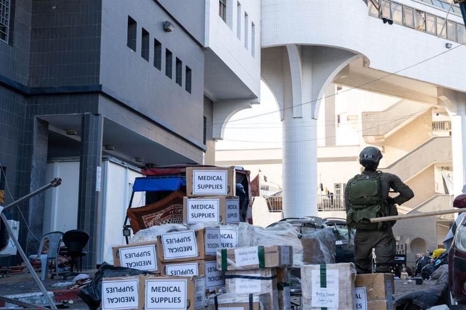 Un soldado israelí afuera del hospital Al Shifa.