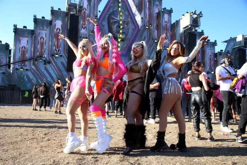 Si algo hubo en el Dreamfields fue producción, pues los asistentes no repararon para llevar espectaculares atuendos.