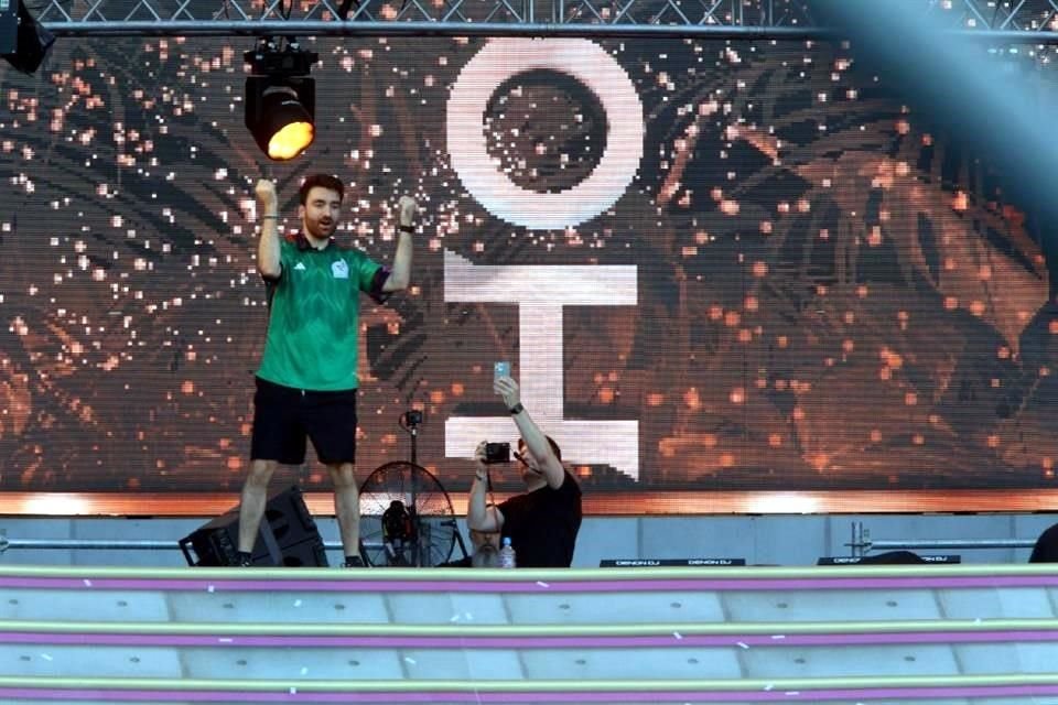 El Dj Oliver Heldens se puso una playera de la selección de futbol de México que le aventó un fan.