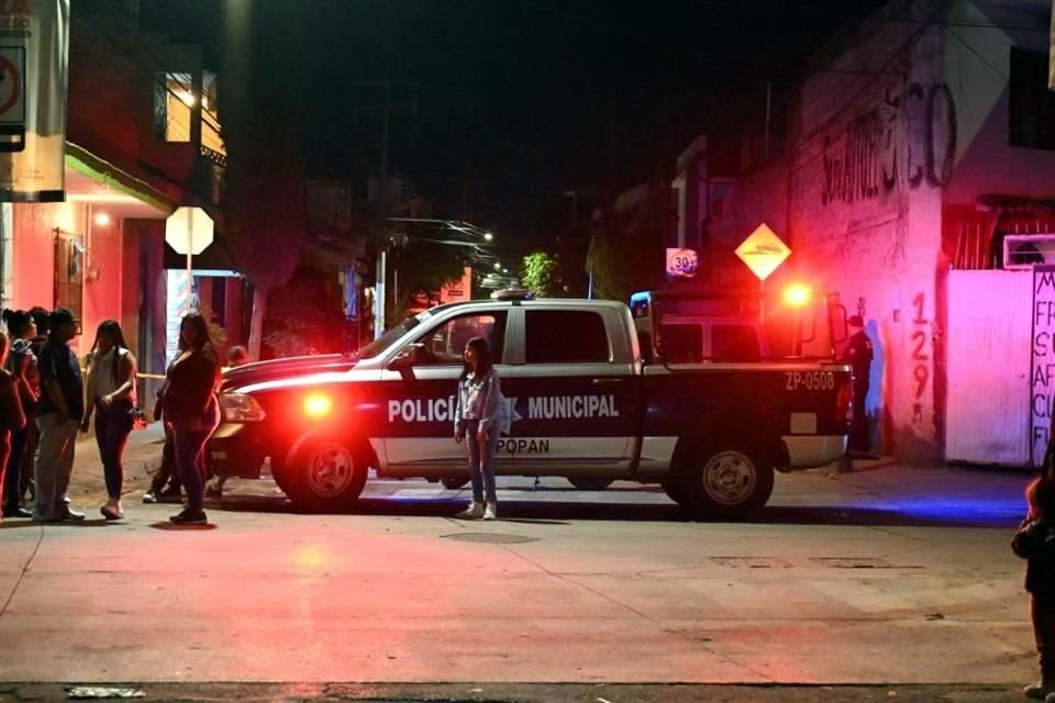 Decenas de curiosos acudieron a la escena del crimen.