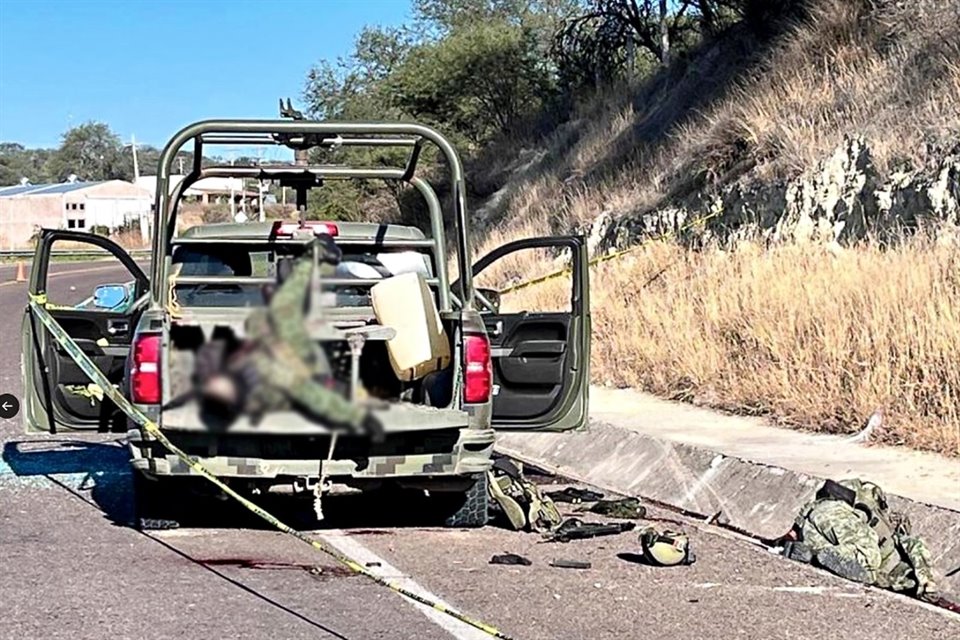 Los militares estacionados en carretera fueron rafagueados por los criminales durante cerca de 3 minutos. 