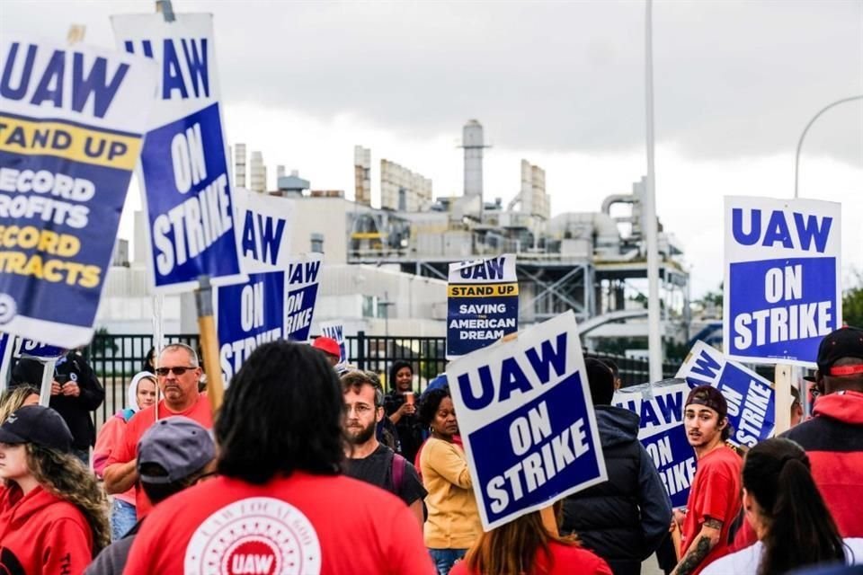 El United Auto Workers (UAW) dijo que el 64% de los trabajadores de las tres armadoras de Detroit votaron a favor de la ratificación de nuevos contratos récord.