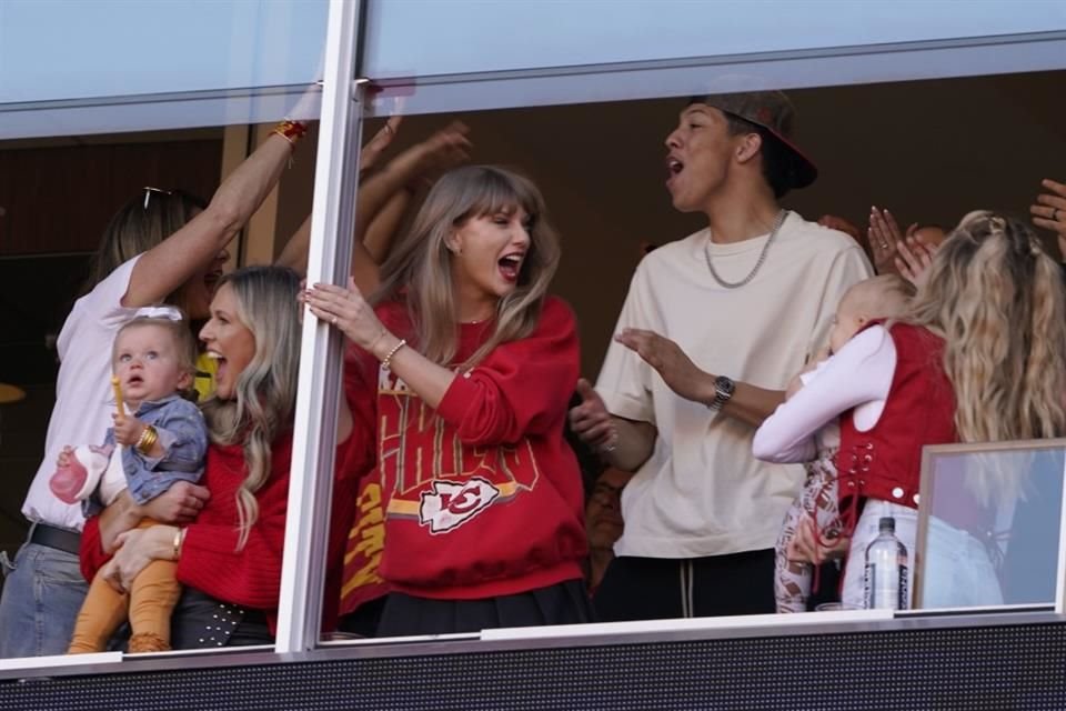 Taylor Swift ha celebrado los éxitos de su novio durante la temporada, donde se le ha visto echando porras y aplaudiendo las jugadas de Kelce.