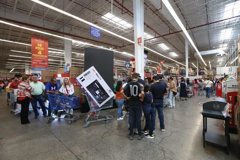 En clubes de precio hubo de todo. Alguno llevaron electrónicos, pero muchos otros sólo despensa.