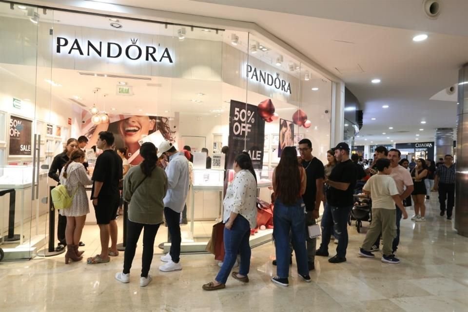 Una tienda de joyería juvenil de Galerías tenía rebajas de hasta el 50 por ciento... y fila para entrar.