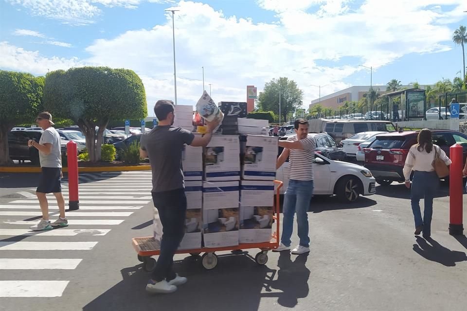 En Costco La Estancia la afluencia era alta, como la de cualquier fin de semana.