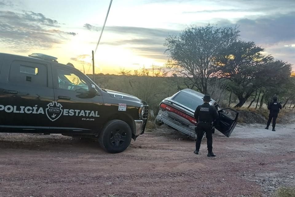 Integrantes de la Policía del Estado localizaron un vehículo con armas de fuego que criminales abandonaron en el Municipio de Encarnación de Díaz, en la Región Altos Norte del Estado.