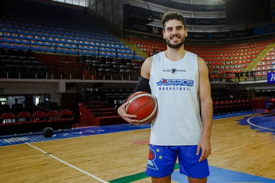 Cristian Cortés durante entrenamiento de los Astros de Jalisco.