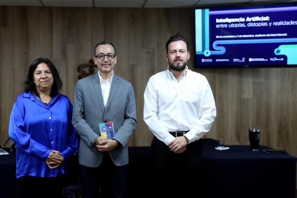 Jefa de la Unidad de Programas Estratégicos del SUV de UdeG, María Núñez; Rector del SUV, Carlos Moreno; y Secretario Administrativo del CUAltos, César Ruvalcaba.