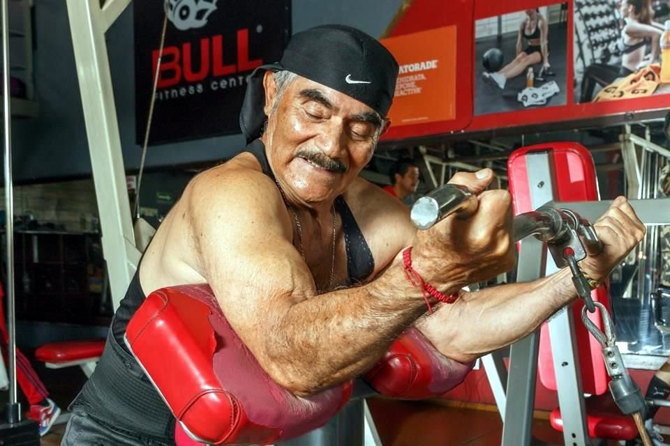Timoteo Contreras suma casi 60 años entregado a los gimnasios.
