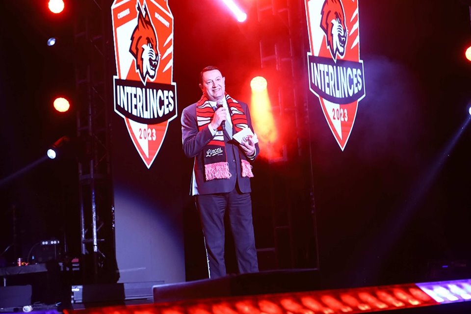 El cronista deportivo Toño de Valdés dirigió el evento de inauguración.