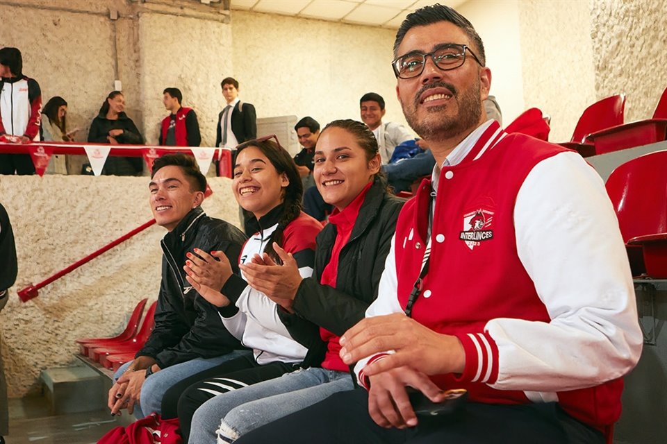 Jorge Martínez, Cecilia Juárez, Alejandra Cervantes y el Rector, Iván Castorena, en UVM Campus Cumbres, presenciando un juego de basquetbol, parte de los Interlinces
