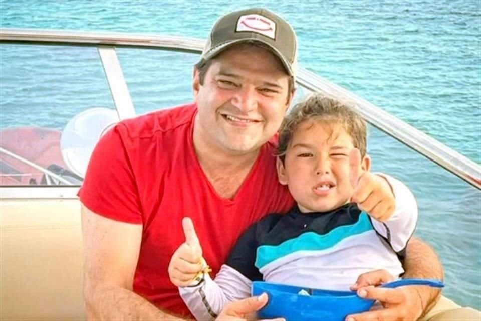 De Nigris difundió una foto de su hijo con Cienfuegos y la frase 'Con el compadre', imagen que fue replicada por el político.