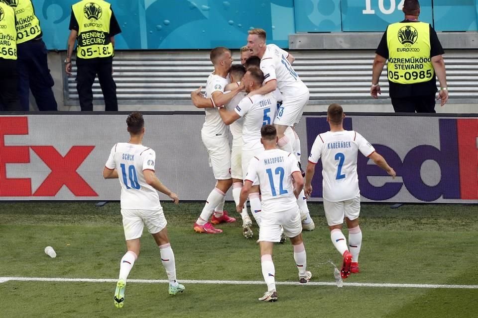 El seleccionado checo aprovechó las condiciones del partido y ya está en los Cuartos de Final.