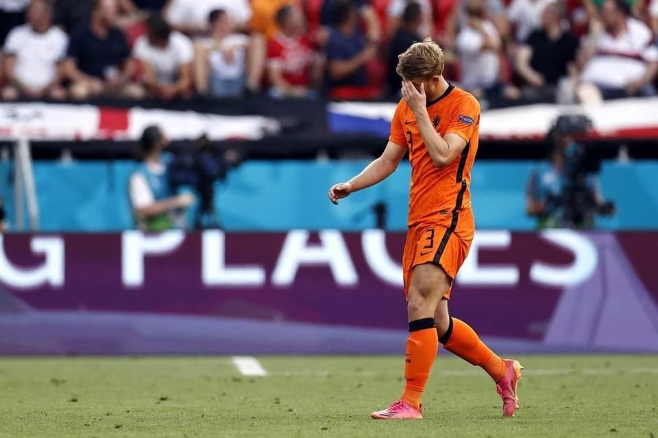 Matthijs de Ligt cometió un grave error y el silbante terminó mostrándole la tarjeta roja.