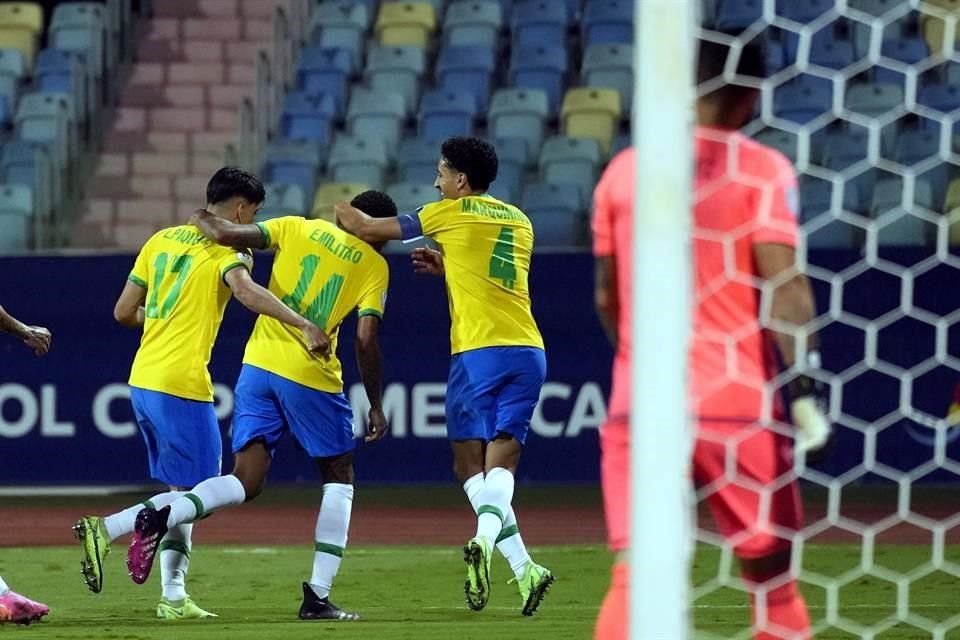 Eder Militao (14) puso adelante a Brasil en el primer tiempo.