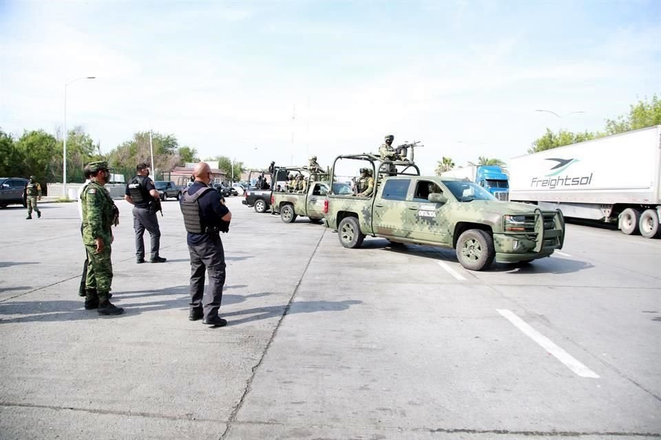 Al cuestionarlo si ya es seguro viajar a Nuevo Laredo por carretera, el Comisario respondió que miles viajan diariamente por esa ruta sin ningún problema, pero que se deben de tomar precauciones.