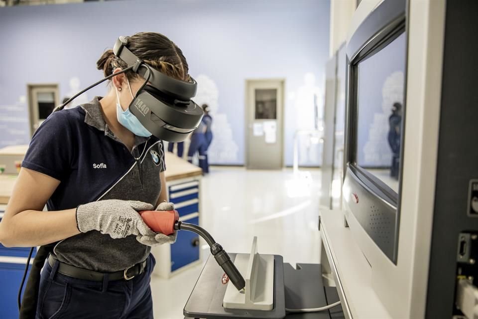 BMW emplea la realidad virtual y robótica para su producción en San Luis Potosí.