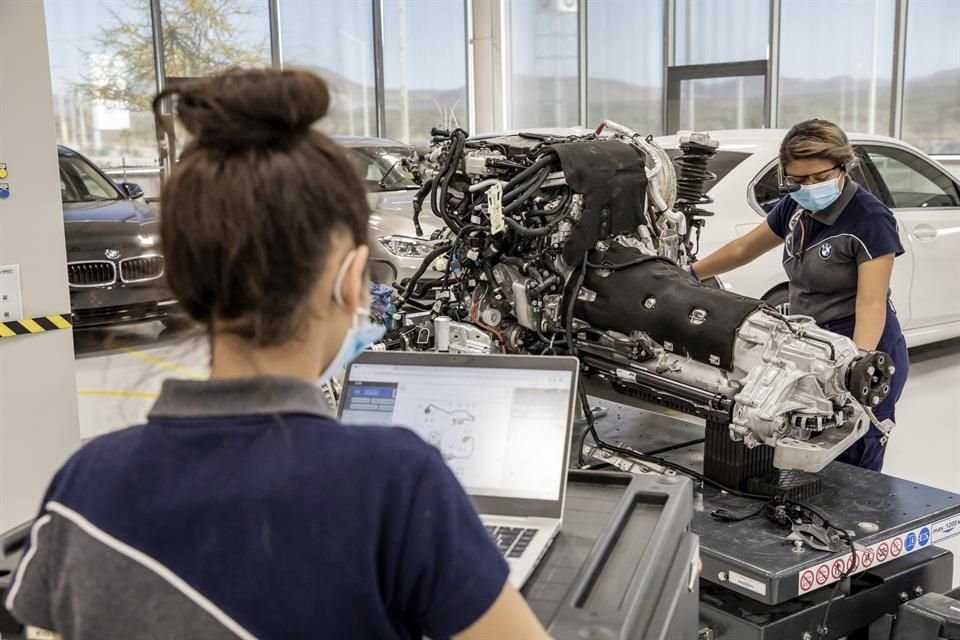 BMW emplea la realidad virtual y robótica para su producción en San Luis Potosí.