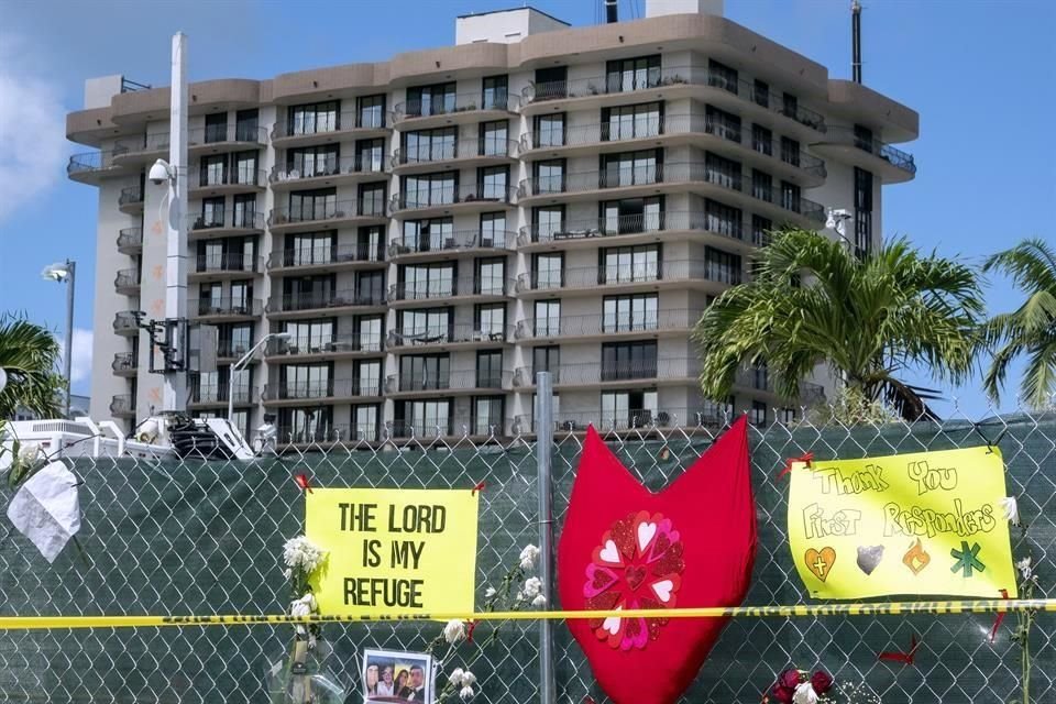 Familiares y amigos colocaron un memorial cerca del sitio en honor a las víctimas y desaparecidos en el colapso.